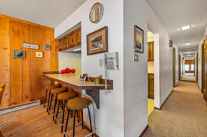 New* 70s Lakefront condo - dock - pool - beach -